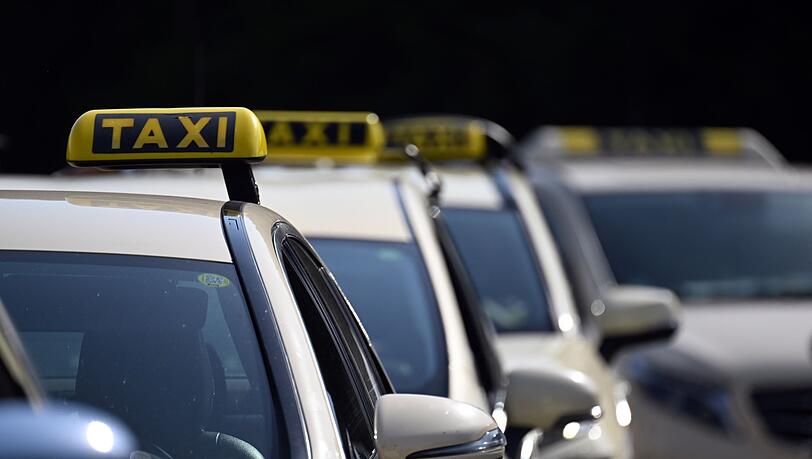 Taxis mussten lange Zeit eine vorgegebene Farbe haben - zuletzt hat nun Sachsen-Anhalt die Regelung gekippt. (Symbolbild)