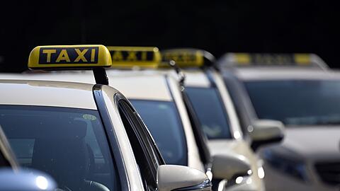 Taxis mussten lange Zeit eine vorgegebene Farbe haben - zuletzt hat nun Sachsen-Anhalt die Regelung gekippt. (Symbolbild)