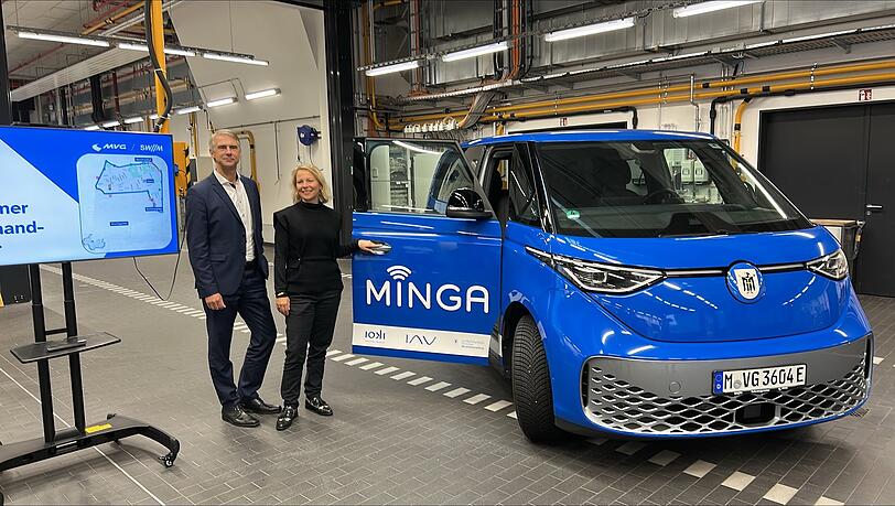 Carsten Rinka und vom Technologiedienstleister IAV und die stellvertretende MVG-Geschäftsführerin Sinaida Cordes stehen an einem der drei Shuttles. Ab kommendem Jahr werden sie völlig selbstständig – aber mit Sicherheitsfahrer – in Gern unterwegs sein.