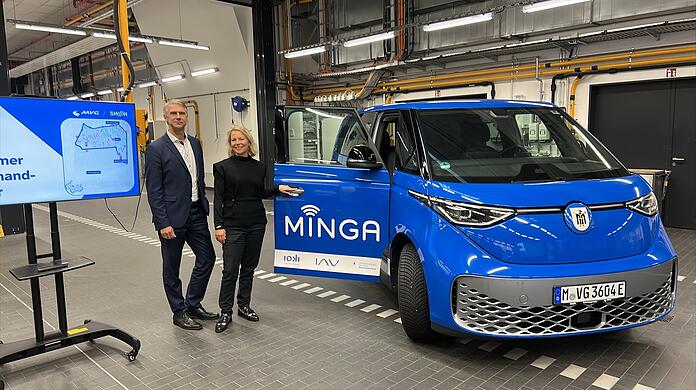 Carsten Rinka und vom Technologiedienstleister IAV und die stellvertretende MVG-Gesch&auml;ftsf&uuml;hrerin Sinaida Cordes stehen an einem der drei Shuttles. Ab kommendem Jahr werden sie v&ouml;llig selbstst&auml;ndig &ndash; aber mit Sicherheitsfahrer &ndash; in Gern unterwegs sein.
