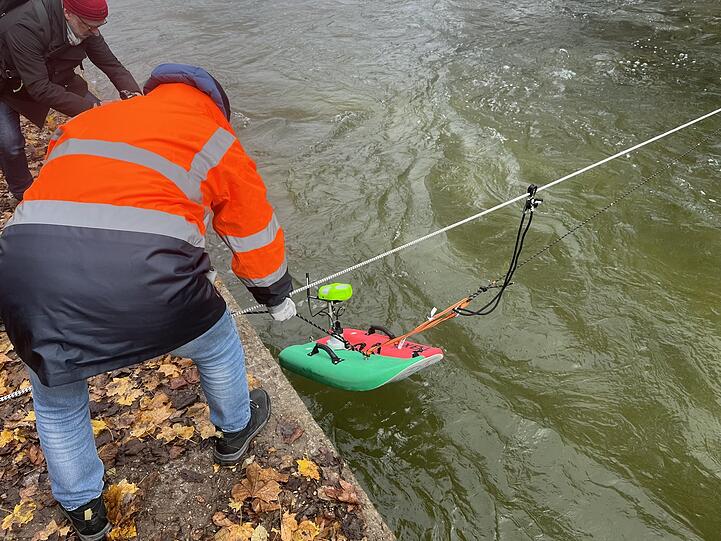 Ab in den Eisbach: Forscher der Helmut-Schmidt-Universität Hamburg lassen ein Mini-Surfbrett ins Wasser. Ab in den Eisbach: Forscher der Helmut-Schmidt-Universität Hamburg lassen ein Mini-Surfbrett ins Wasser.