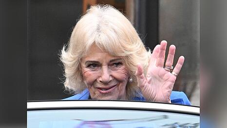 K&ouml;nigin Camilla winkte vor der Southwark Cathedral in London Fans und Fotografen zu.