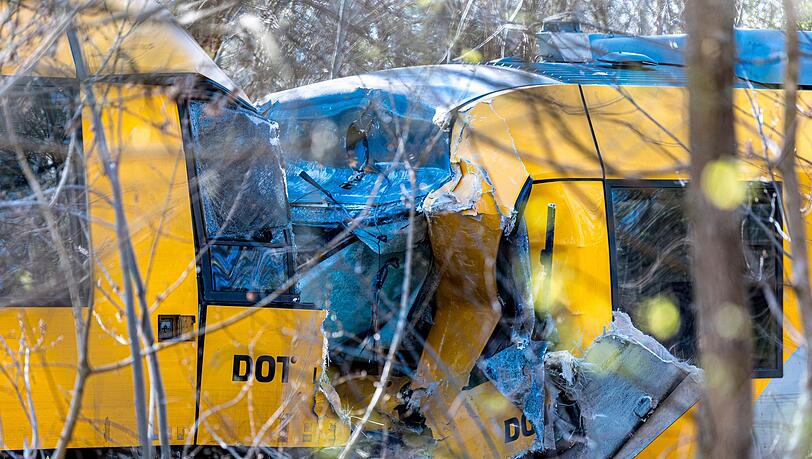 Zwei Z&uuml;ge stie&szlig;en bei dem Ungl&uuml;ck in D&auml;nemark frontal zusammen.