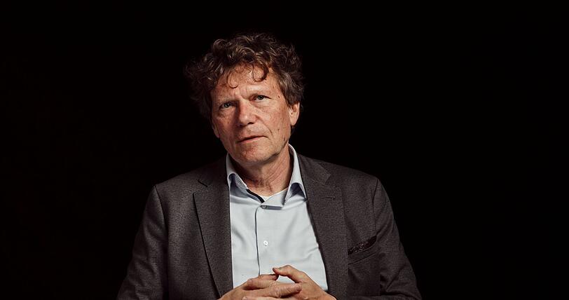 "Im Idealfall bedeutet Meinungsfreiheit, dass jeder &Uuml;berzeugungen entwickeln und auch &auml;u&szlig;ern kann, die ihm oder ihr richtig erscheinen", meint der Soziologe Hartmut Rosa: "Diese &Auml;u&szlig;erungen, diese Meinungen m&uuml;ssen sich dann bew&auml;hren im Austausch von Meinungen."