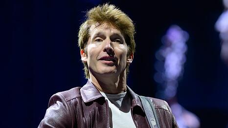 Der britische S&auml;nger James Blunt bei einem Auftritt.