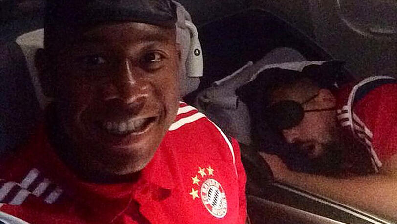 Filou David Alaba: Der Österreicher fotografiert den schlafenden Franck Ribéry (r.) Filou David Alaba: Der Österreicher fotografiert den schlafenden Franck Ribéry (r.)