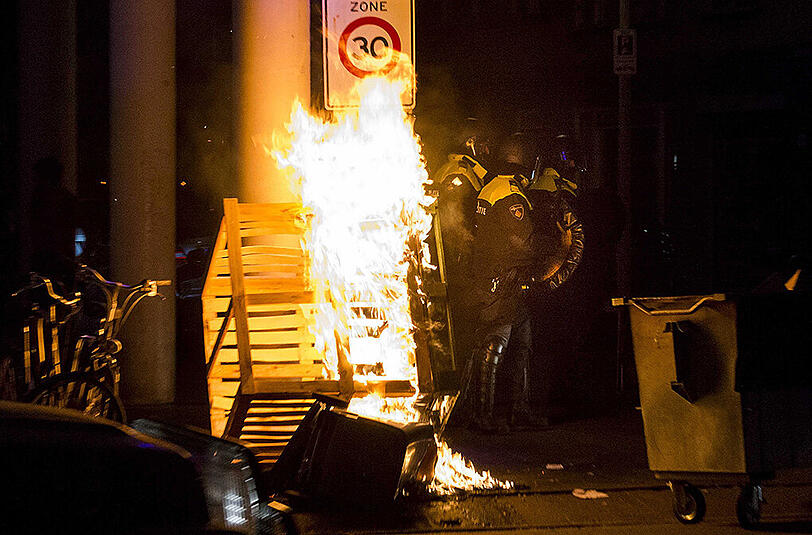 Nachdem ein Mann nach einer gewaltsamen Festnahme der Polizei gestorben war, gingen Leute aus Protest auf die Straße.