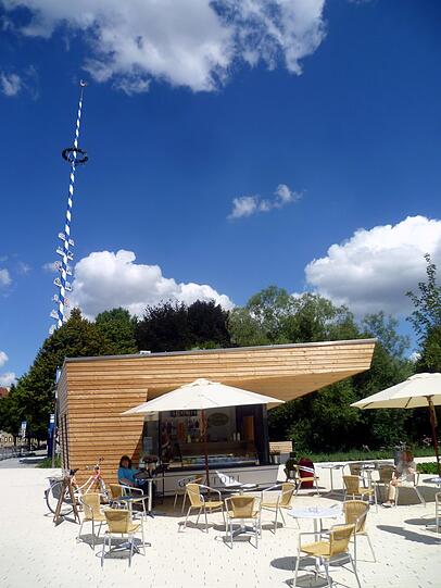 Oberhalb des U-Bahnhofes Thalkirchen steht die überdachte Eistheke von Gelatobi mit vielen Sitzgelegenheiten unter freiem Himmel.