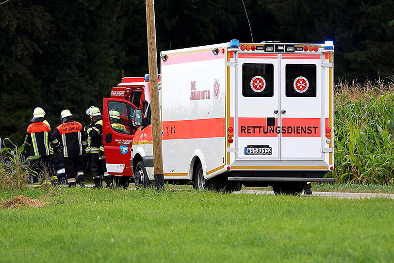 Beim Versuch dem entgegenkommenden Auto auszuweichen, touchierte der Motorradfahrer das Auto, stürzte in ein Maisfeld und verletzte sich schwer.