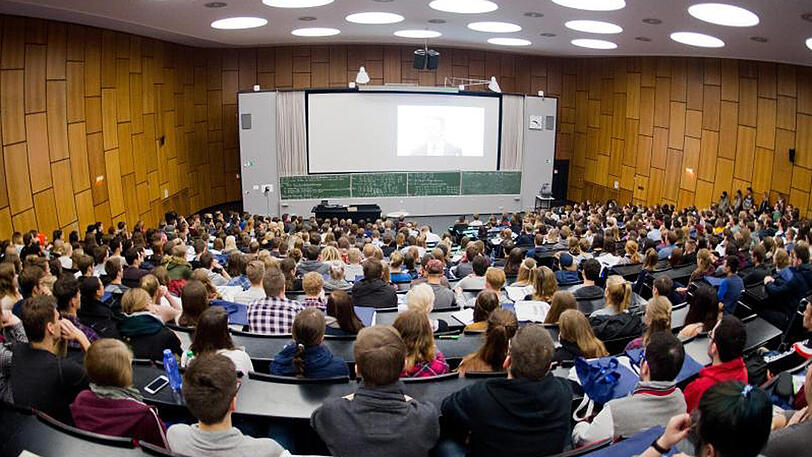 Begrüßungsveranstaltung im Audimax der Leibniz Universität Hannover: Derzeit studieren in Deutschland rund 2,8 Millionen Menschen.