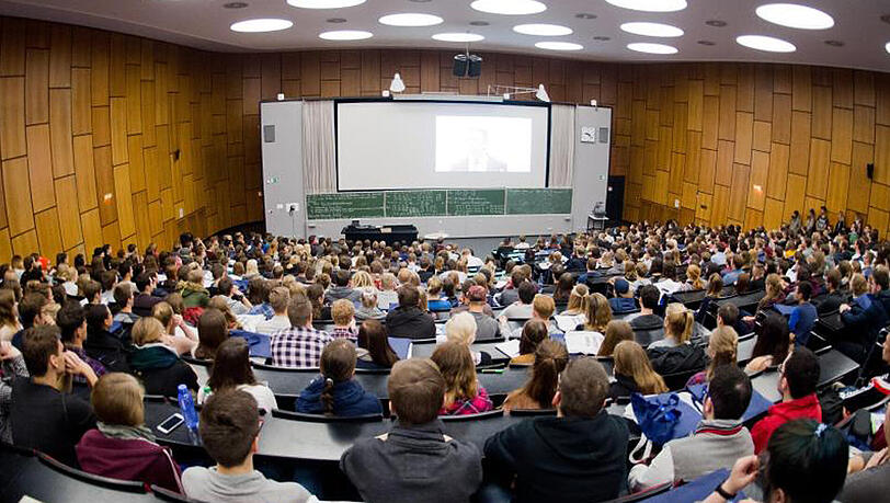 Begrüßungsveranstaltung im Audimax der Leibniz Universität Hannover: Derzeit studieren in Deutschland rund 2,8 Millionen Menschen. Begrüßungsveranstaltung im Audimax der Leibniz Universität Hannover: Derzeit studieren in Deutschland rund 2,8 Millionen Menschen.