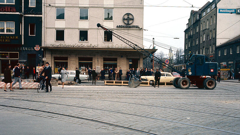 Kopfsteinpflaster, Tramgleise und Uralt-Bagger 1965 in der Leopoldstraße.