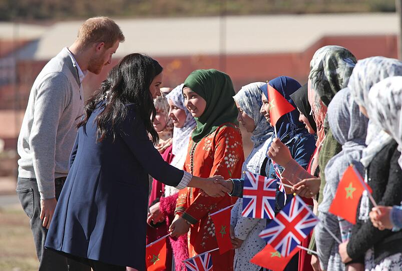 Ein gut gelungener Trip: Ende Februar reisen Harry und Meghan nach Marokko und verzaubern mit ihren Auftritten die Menschen. Für eine Weile scheinen die Skandale vergessen zu sein. Das Paar genießt die positive Stimmung.