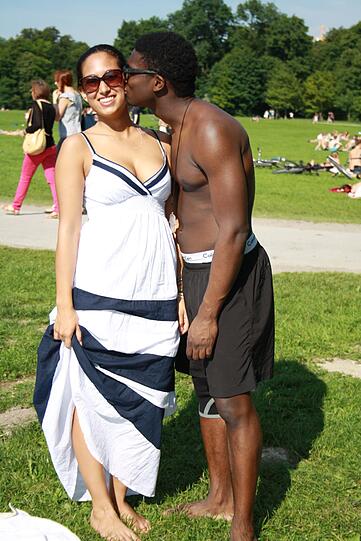 Ein Küsschen in Ehren: Yasemin und Ben.