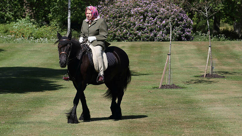 Die Queen auf ihrem Pony namens Fern