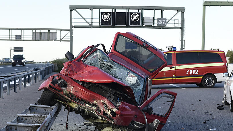 Die Unfall-Autos sind nur noch Schrott.