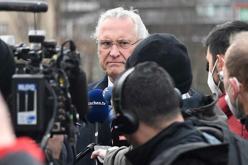 Bayerns Innenminister Joachim Herrmann im Gespräch mit Medienvertretern.
