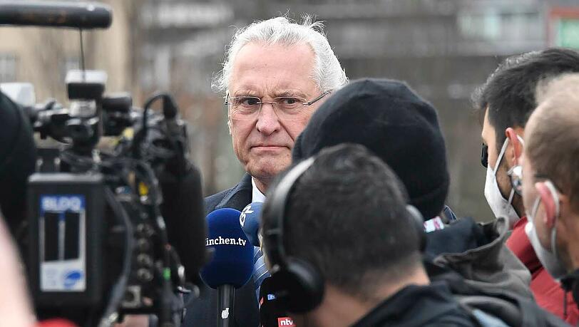 Bayerns Innenminister Joachim Herrmann am Explosionsort im Gespräch mit Medienvertretern.