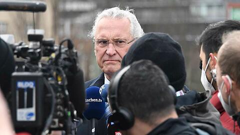 Bayerns Innenminister Joachim Herrmann am Explosionsort im Gespräch mit Medienvertretern.