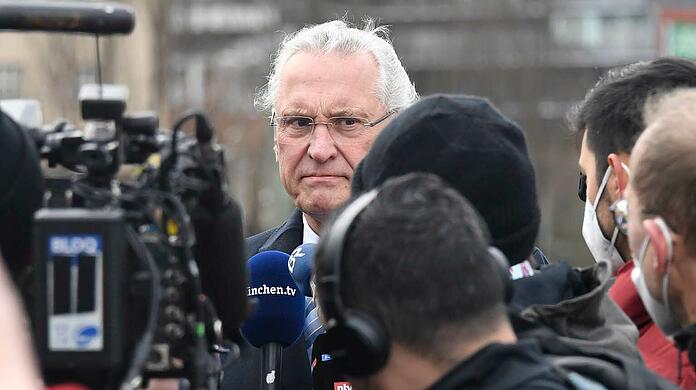 Bayerns Innenminister Joachim Herrmann am Explosionsort im Gespräch mit Medienvertretern.
