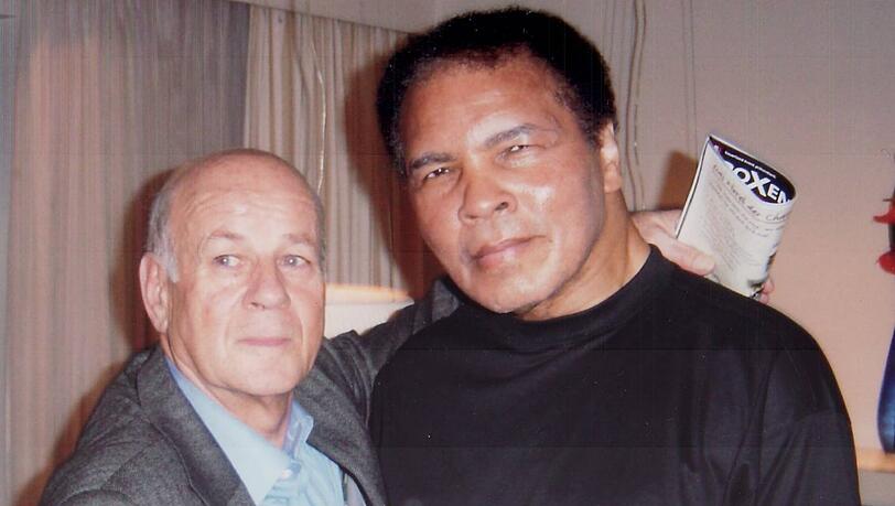 Handshake mit dem Champ: Reporter Scherzer und Ali 1998.