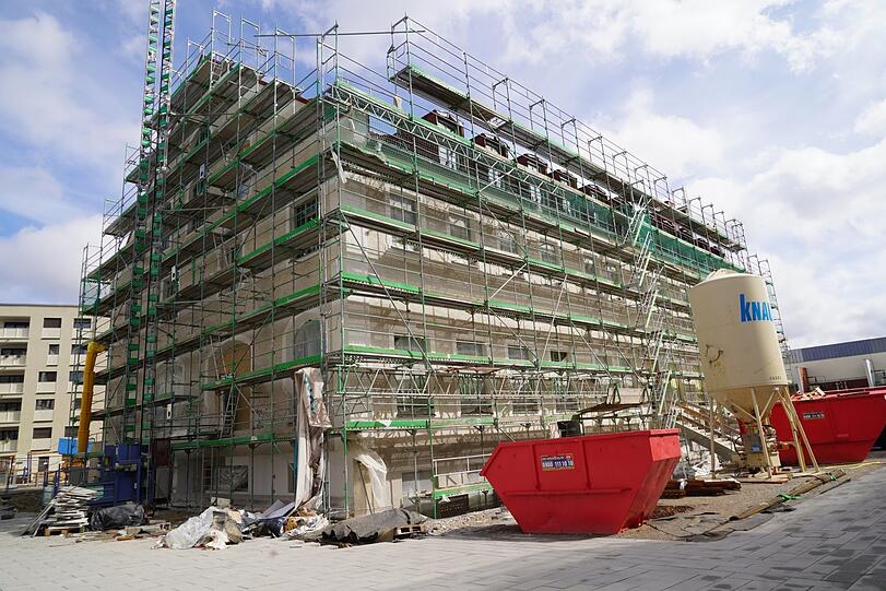 Noch eingerüstet: Das Baudenkmal Pasinger Kuvertfabrik.