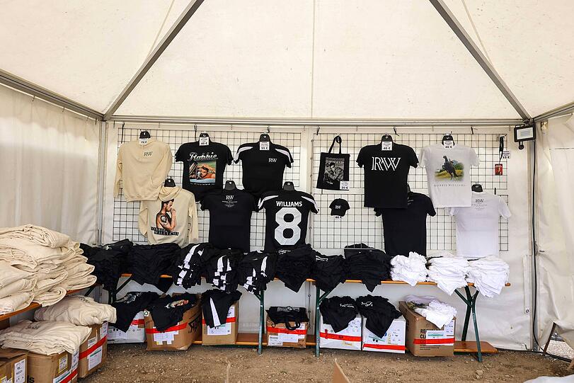 Der Merchandise-Stand ist bereit für die kaufwilligen Fans.