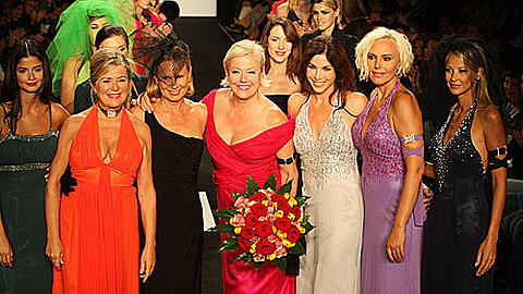 Schicke Damen: Shermine Sharivar, Jutta Speidel, Sybille Beckenbauer, Designerin Susanne Wiebe, Alexandra Polzin, Natascha Ochsenknecht und Sandy Meyer-Wölden.