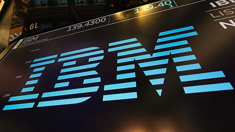 IBM machte im vergangenen Quartal ein ver&auml;ndertes Ausgabeverhalten der Kunden zu schaffen. (Archivbild)