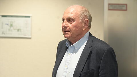 Uli Hoene&szlig; muss sich vor dem Landgericht II in M&uuml;nchen verantworten. Es geht um zwei B&auml;ume, die der 74-J&auml;hrige auf seinem Grundst&uuml;ck in Bad Wiessee gepflanzt hat.