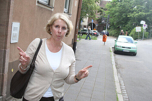 Gabriele A. (53) zeigt auf das Verkehrsschild, das auf den Radweg entlang der Pegnitz hinweist, doch benutzt wird der Gehsteig.