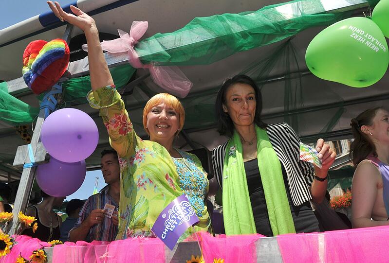 Sie feiern: Schwule, Lesben und Transgender tummeln sich auf Münchens Straßen und feiern den Christopher Street Day 2011. Mit dabei war auch Grünen-Chefin Claudia Roth