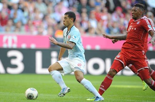 Kommt nach seinem Fehler zu spät: Jérôme Boateng (r.).
