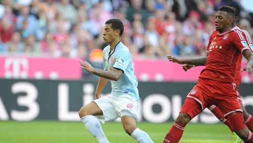 Kommt nach seinem Fehler zu spät: Jérôme Boateng (r.). Kommt nach seinem Fehler zu spät: Jérôme Boateng (r.).