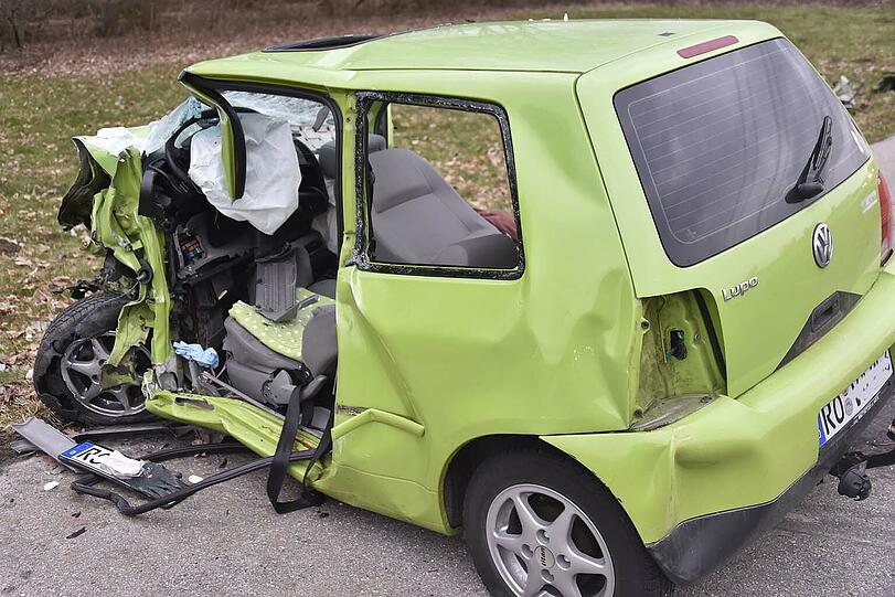 Die Fahrerin des Lupos kam mit schweren Verletzungen ins Krankenhaus.
