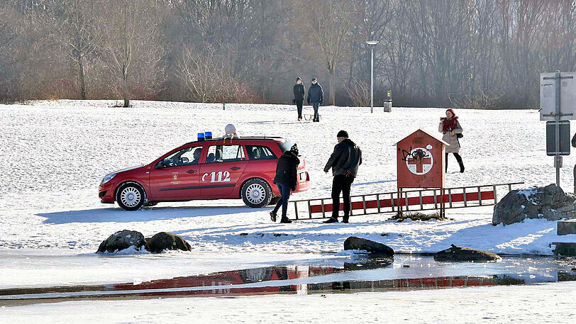 Spaziergänge über die bayerischen Gewässer - wie hier am Ostpark - bleiben vorerst eine riskante Angelegenheit.