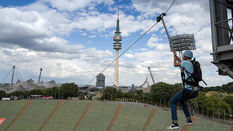 Wandern übers Zeltdach und dann ins Stadion abseilen - die Bilder der spektakulären Olympiapark-Tour.