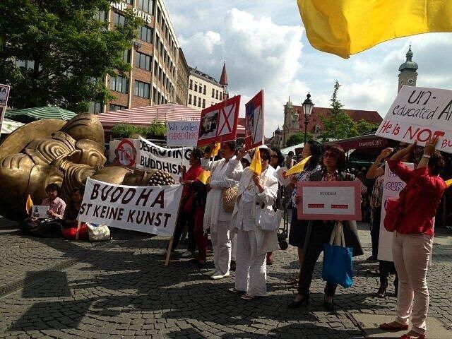 Nach Polizeiangaben hatten sich am Wochenende zudem etwa 70 Menschen der Protestaktion vor der Schrannenhalle angeschlossen.