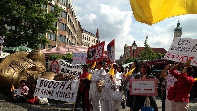 Nach Polizeiangaben hatten sich am Wochenende zudem etwa 70 Menschen der Protestaktion vor der Schrannenhalle angeschlossen. Nach Polizeiangaben hatten sich am Wochenende zudem etwa 70 Menschen der Protestaktion vor der Schrannenhalle angeschlossen.