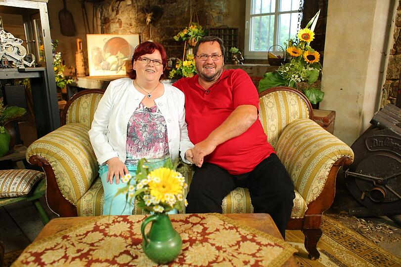 Helmut, der einsame Hobbybauer, hat sich auf dem Scheunenfest für Angela (56) aus Berlin entschieden.