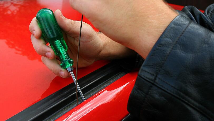 Bei dem Einbruch hinterließ der Täter Fingerabdrücke an der Beifahrertür. (Symbolbild) Bei dem Einbruch hinterließ der Täter Fingerabdrücke an der Beifahrertür. (Symbolbild)
