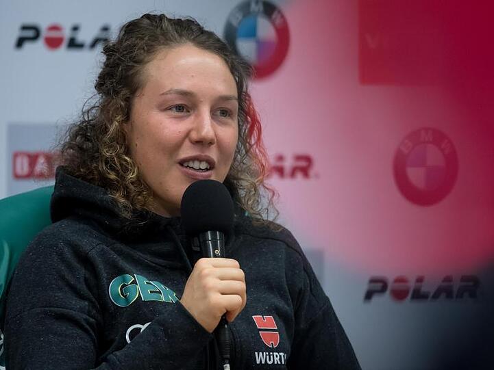 Laura Dahlmeier spricht während einer Pressekonferenz. Foto: Sven Hoppe