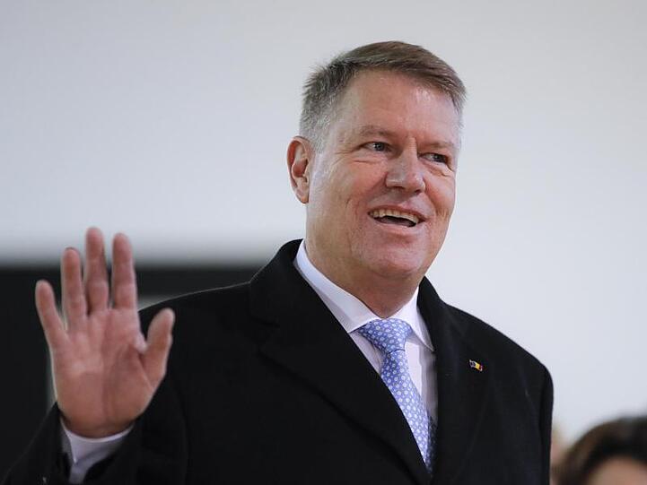 Rumäniens Präsident Klaus Iohannis im Wahllokal.