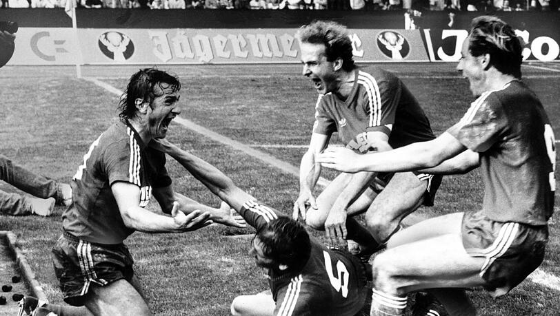 Feiern den Finaltriumph und das 8:7 nach Elfmeterschießen mit dem FC Bayern im DFB-Pokal 1984 gegen Borussia Mönchengladbach: Wolfgang Dremmler, Klaus Augenthaler sowie Karl-Heinz und Michael Rummenigge (v.l.).