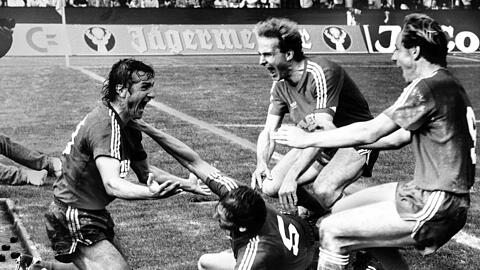 Feiern den Finaltriumph und das 8:7 nach Elfmeterschießen mit dem FC Bayern im DFB-Pokal 1984 gegen Borussia Mönchengladbach: Wolfgang Dremmler, Klaus Augenthaler sowie Karl-Heinz und Michael Rummenigge (v.l.).