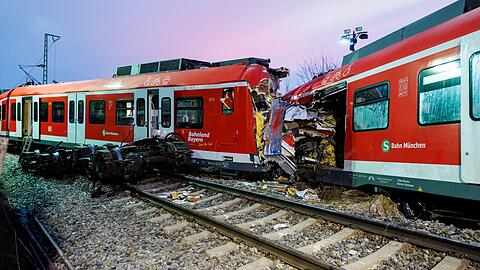 Zwei aufeinander geprallte S-Bahnen stehen an der Unfallstelle in der Nähe des Bahnhofes Ebenhausen-Schäftlarn.