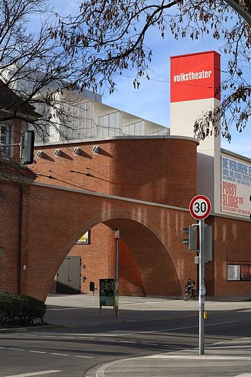 Das neue Wahrzeichen der Tumblingerstraße: der kolossale Bau des neuen Volkstheaters.