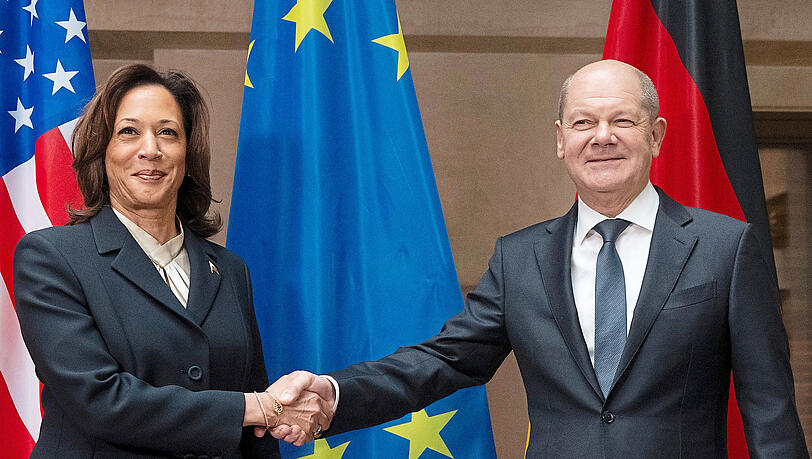 Olaf Scholz und Kamala Harris schütteln bei der Münchner Sicherheitskonferenz im Februar Hände.