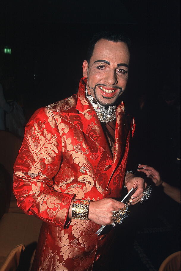 Harald Glööckler im Jahr 2000: Der Designer steht zu seiner optischen Transformation durch Beauty-Eingriffe. Harald Glööckler im Jahr 2000: Der Designer steht zu seiner optischen Transformation durch Beauty-Eingriffe.