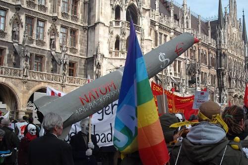 Abwrackprämie für die Nato steht auf der Rakete der Demonstranten.